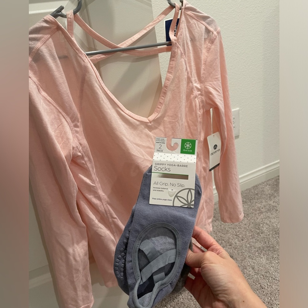NWT Bundle of Apana yoga top size XS and Gaiam yoga barre socks, one size. - Picture 9 of 9